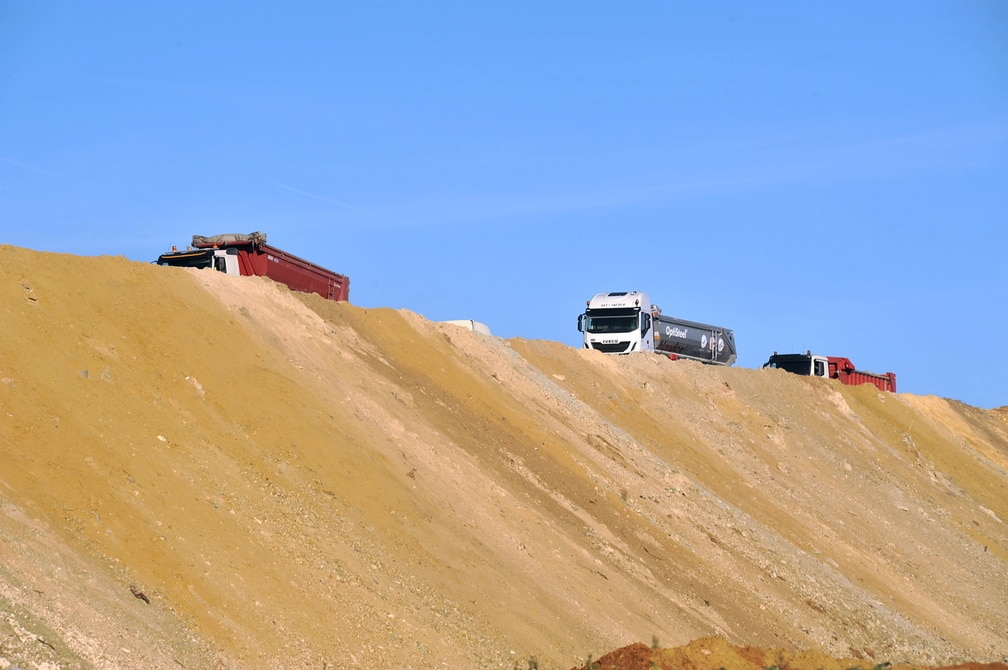 Discharging soil on the ECT site at Villeneuve-sous-Dammartin © Gil Fornet