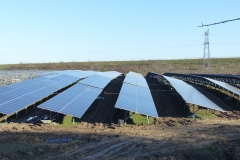 Angled towards the south, the panels go into position on the Annet-sur-Marne site.