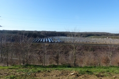 Plan large de la mise en place de la centrale solaire