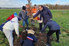 Engagement des élus : le Maire de Chelles, Brice Rabaste, participe activement à l’opération aux côtés des enfants et des équipes.