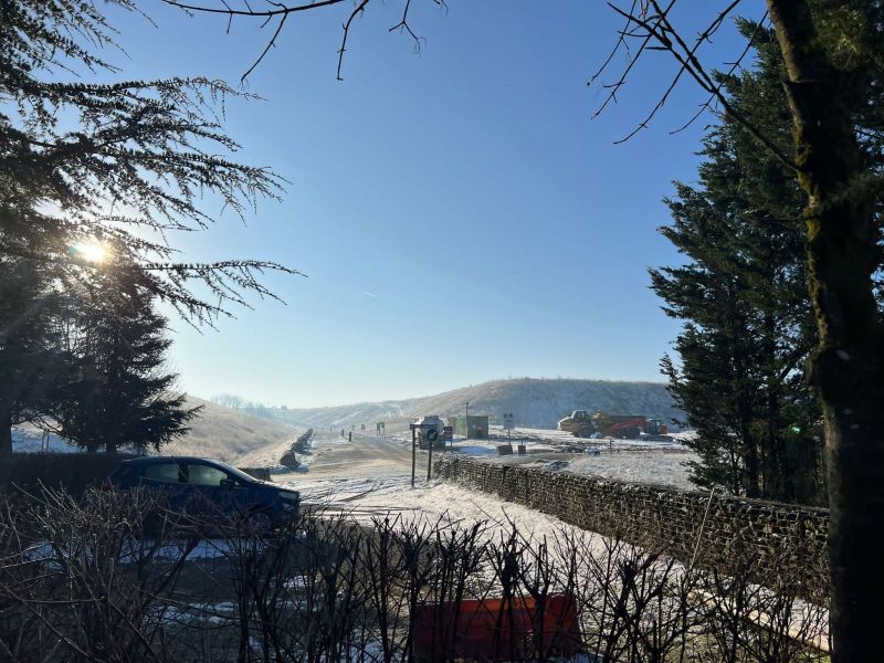 Le site est ouvert  même sous la neige, les pistes d'accès sont déblayés