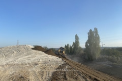 Finalisation de la mise en place du substrat fertile pour ensuite planter les arbres sur les talus