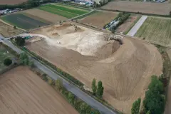 Vue aérienne du chantier, au mois d\'août, en attente du placement des agrées