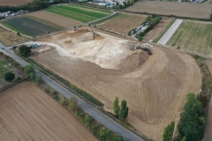 Vue aérienne du chantier, au mois d\'août, en attente du placement des agrées Vue aérienne du chantier, au mois d\'août, en attente du placement des agrées