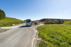 Des navettes sont à disposition pour rejoindre le point d'accueil au sommet de la colline