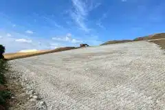 Mise en place du sol pour accueillir les pelouses calcaires Mise en place du sol pour accueillir les pelouses calcaires