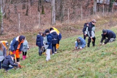 Les équipes d’ECT expliquent les techniques de plantation et les essences retenues. Les équipes d’ECT expliquent les techniques de plantation et les essences retenues.