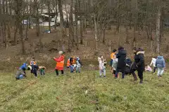 Les élèves participent activement au boisement du parc en plantant 400 jeunes arbres et arbustes.
