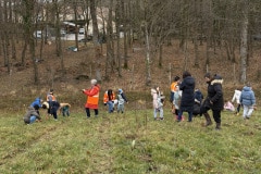 Les élèves participent activement au boisement du parc en plantant 400 jeunes arbres et arbustes. Les élèves participent activement au boisement du parc en plantant 400 jeunes arbres et arbustes.
