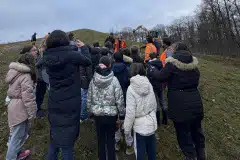 Après 10 minutes de marche, les 23 élèves ont rejoint le site pour participer aux plantations.