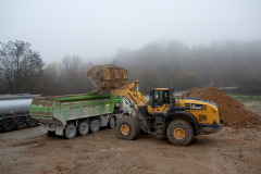 Les terres sont reprises par les chargeuses ECT et amménées dans les galeries grace au BAS Mining