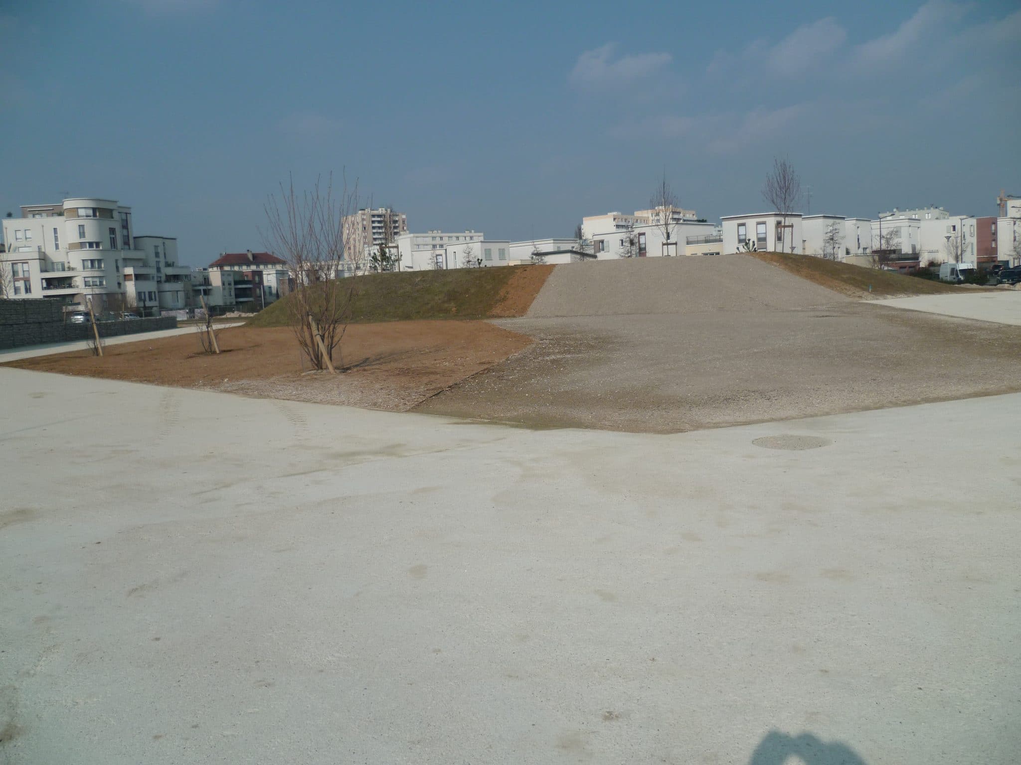 Remblais terres excavées pour parc. Travaux ECT à Stains