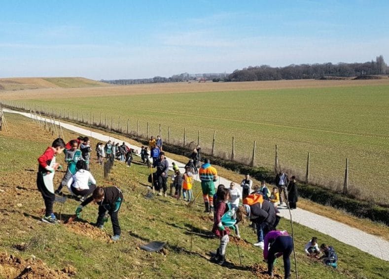 Des enfants plantent le verger du futur parc créé par ECT à Moissy Cramayel 77