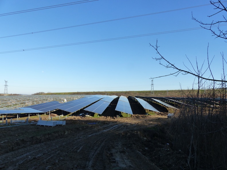 Installation de la centrale photovoltaïque Akuo-ECT