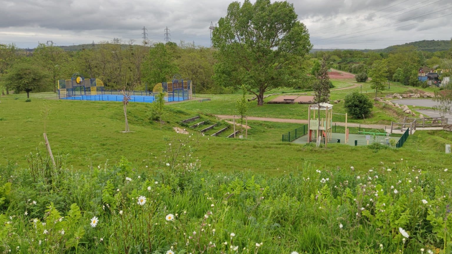 Porcheville, parc aménagé un an après - Porcheville, a park developed one year on