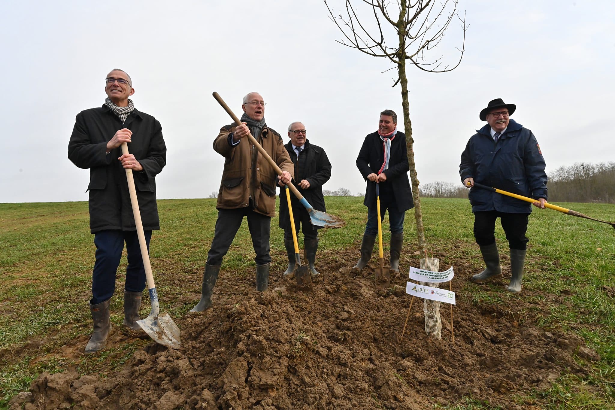 Grisy-Suisnes - inauguration - plantation arbre en symbole du renouveau agricole et écologique