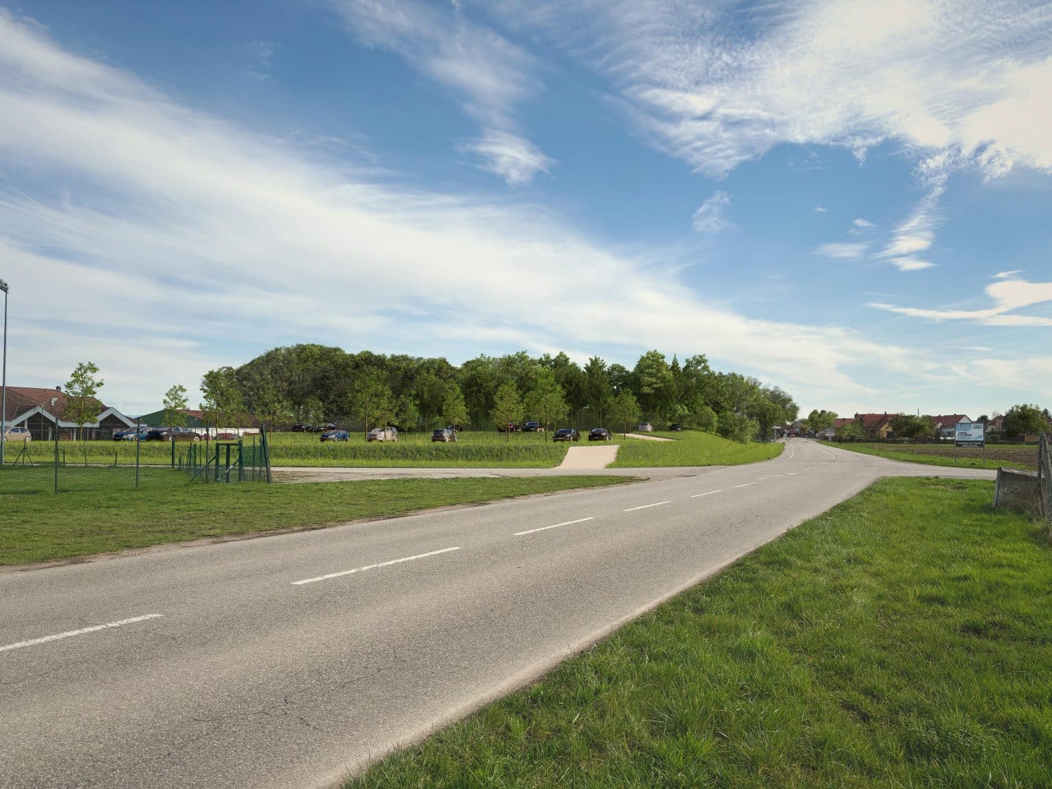 Depuis la route d'Olwisheim, vue sur le parking arboré et la butte paysagère