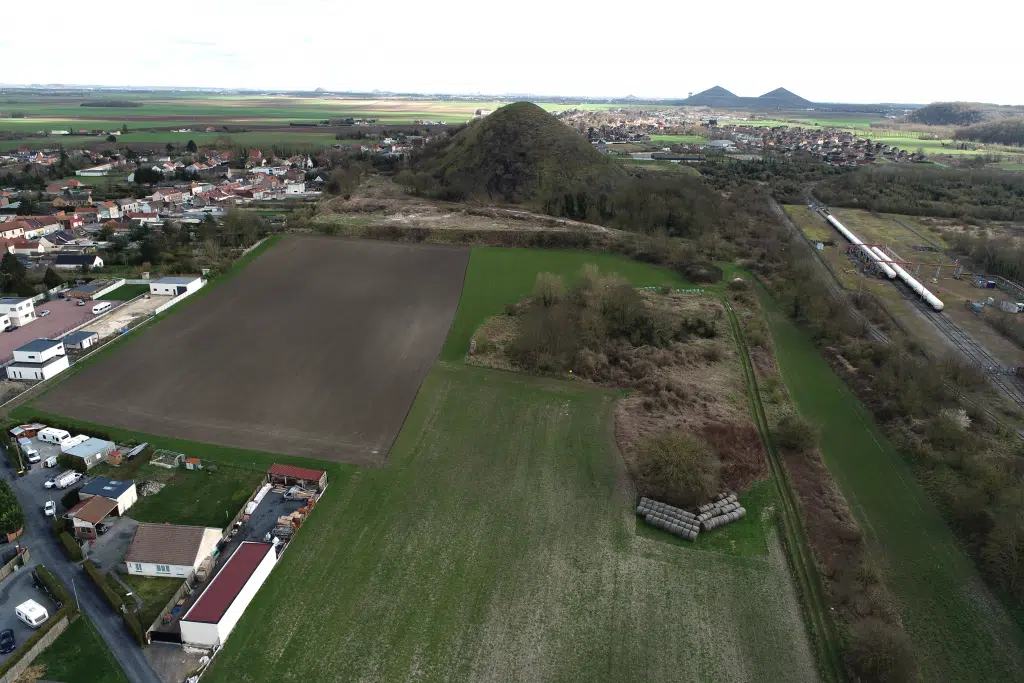 Mazingarbe, at the foot of the slag heap 49