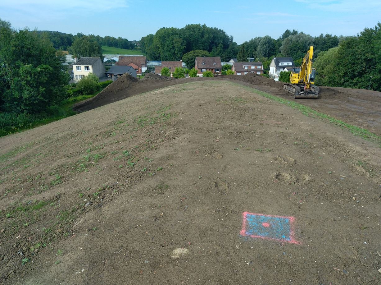 Houdain, apport de terres des chantiers locaux et travaux de terrassement des modelés