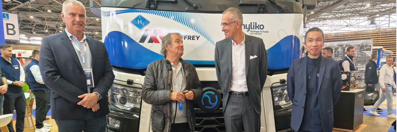 Solutrans 2025 Hyliko remet au groupe Mauffrey en partenariat avec ECT les clés du premier camion hydrogène, destiné aux transport bas-carbone des terres excavées.