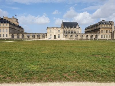 Un parking transformé en prairie urbaine avec du substrat fertile produit in situ par ECT